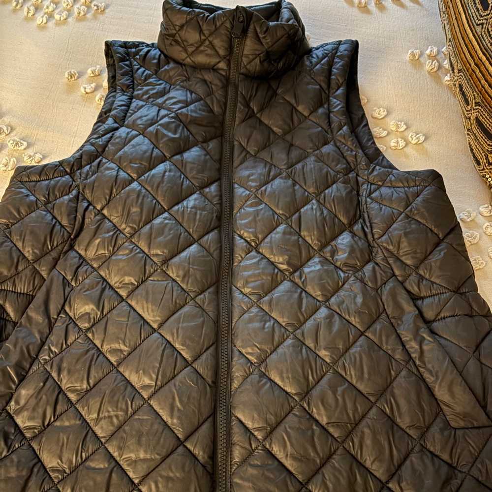 Athleta Whisper featherless puffer vest Black Large